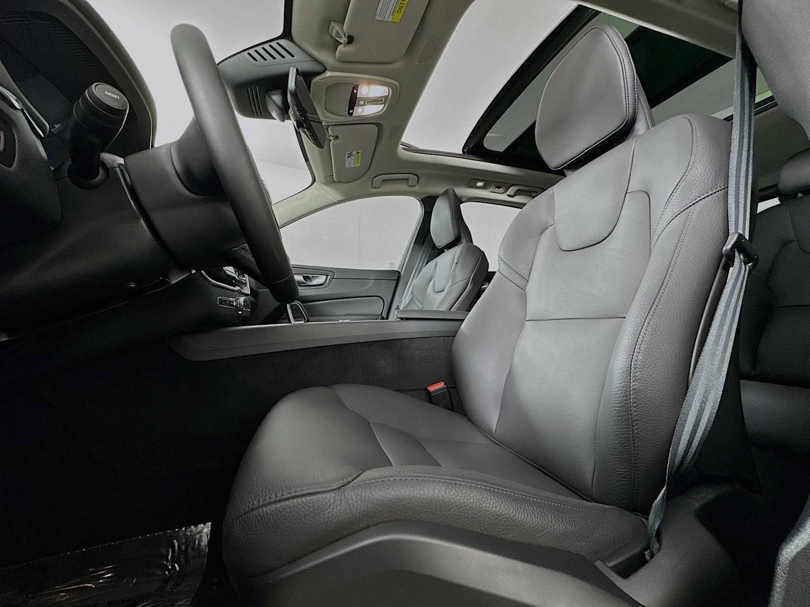 Certified 2025 Volvo XC60 T8 Plus w/ Protection Package Premier image 19