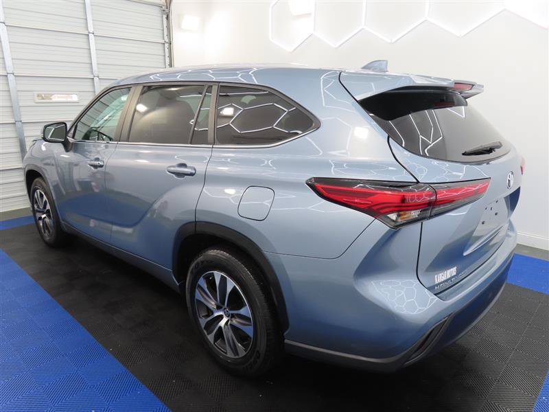Used 2023 Toyota Highlander XLE FWD image 6