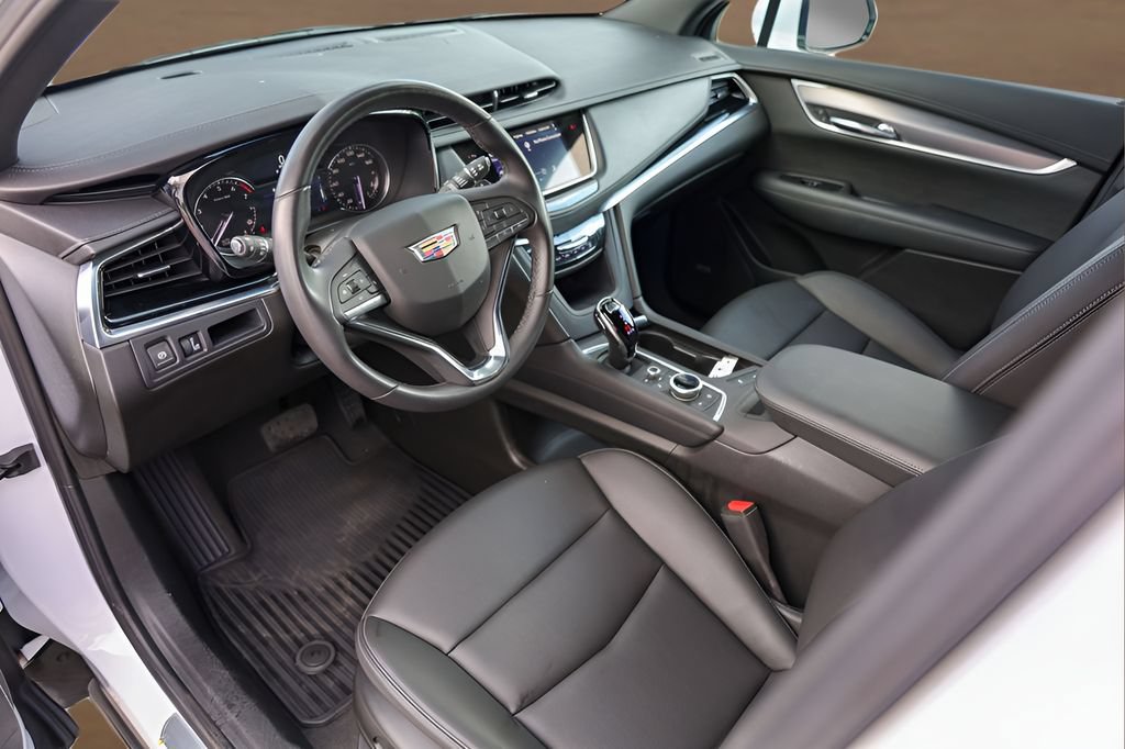 Used 2025 Cadillac XT6 Luxury w/ LPO, Bronce Accent Package FWD image 10