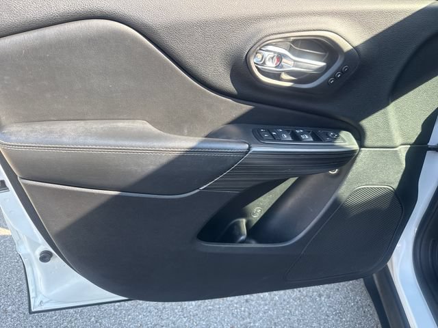 Used 2017 Jeep Cherokee Limited w/ Luxury Group FWD image 9