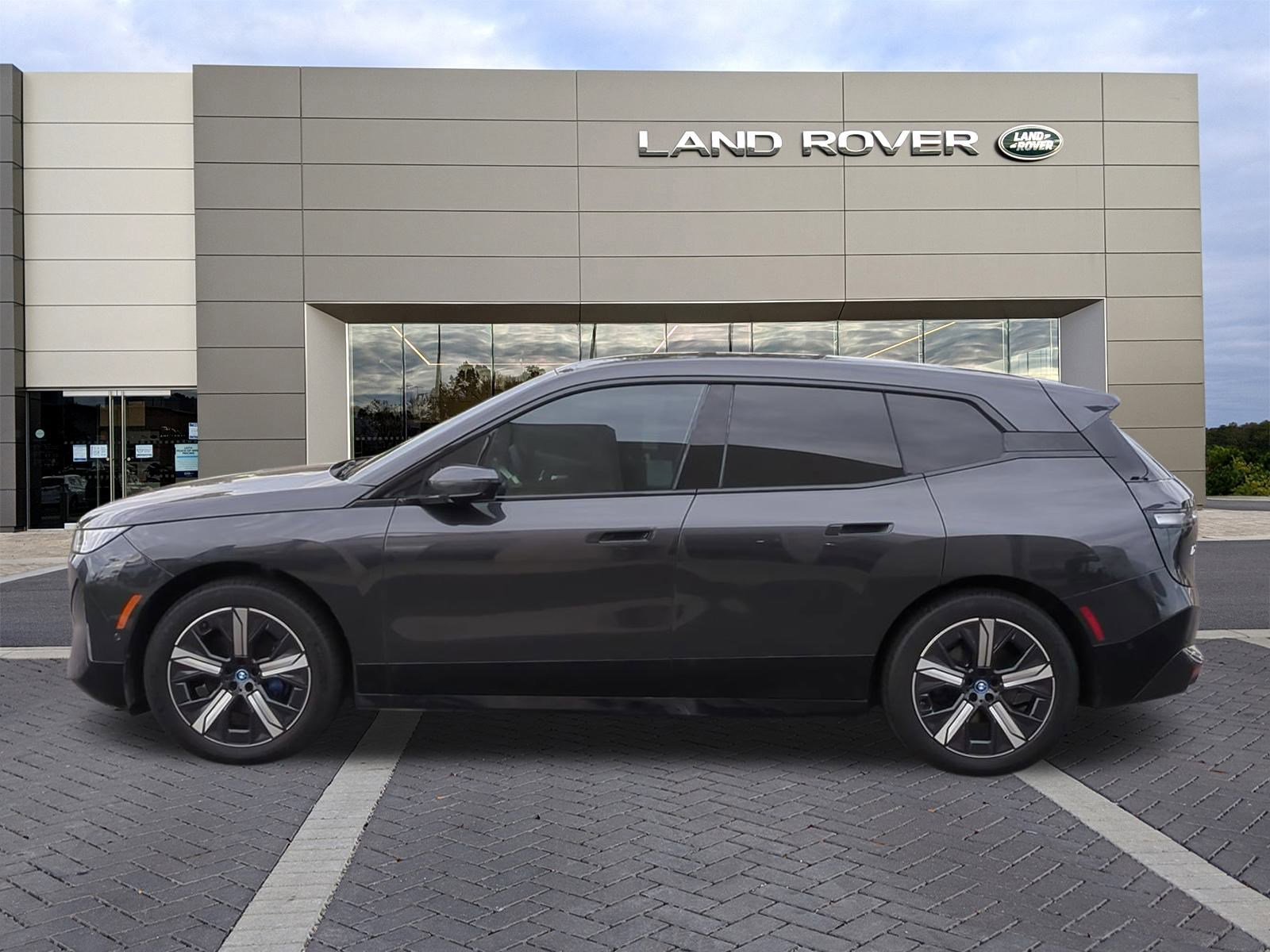 Used 2023 BMW iX xDrive50 w/ Sport Package image 8