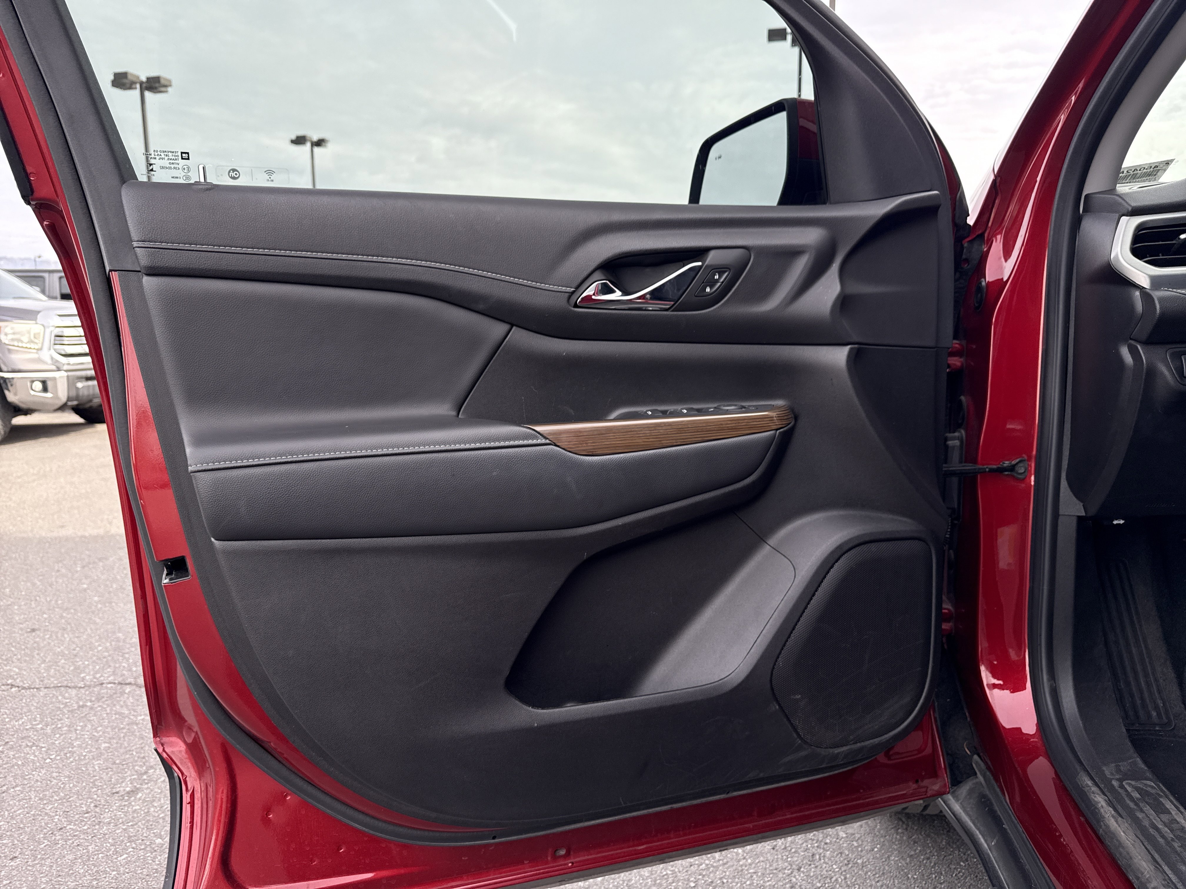 Used 2023 GMC Acadia SLE image 3