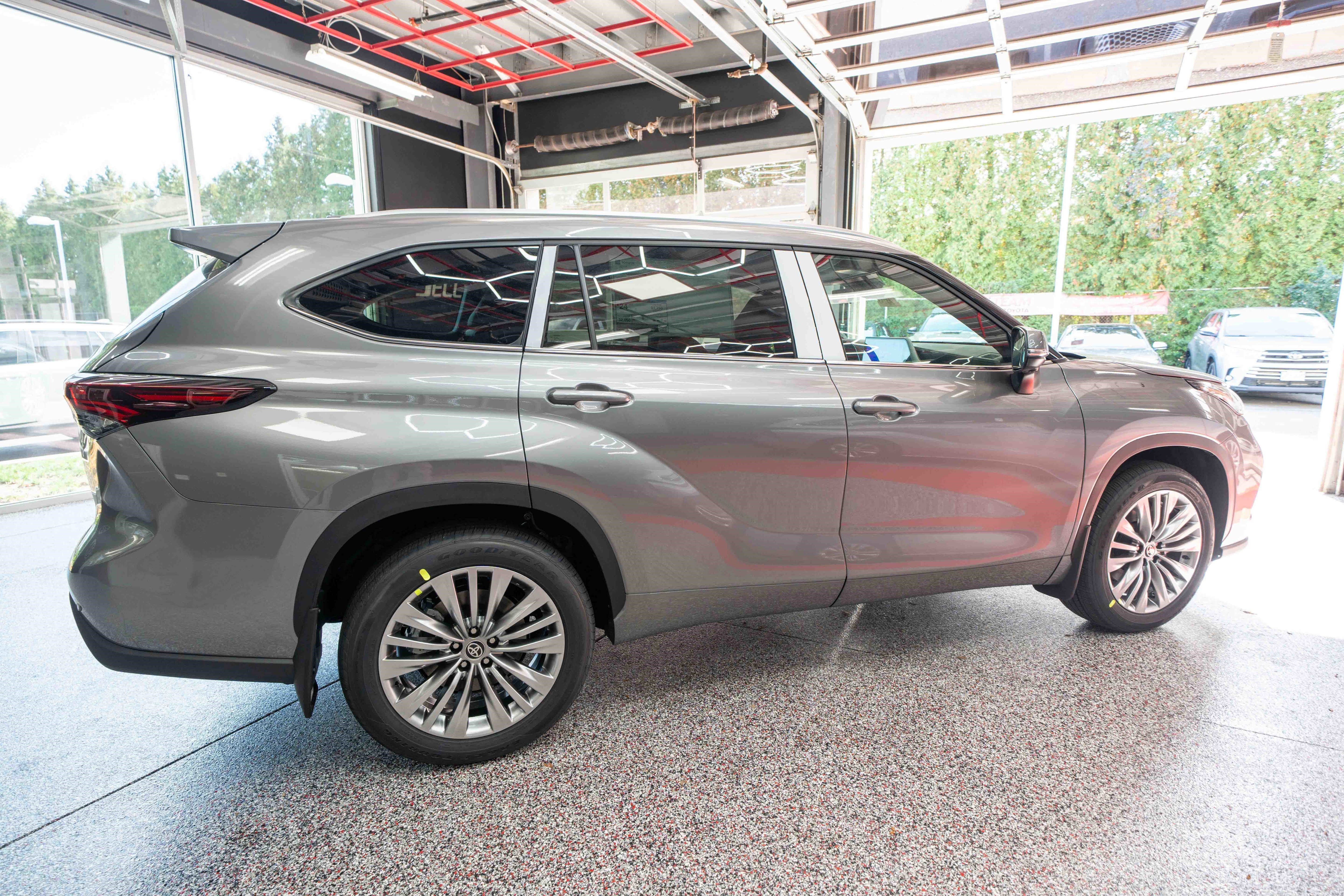 New 2026 Toyota Highlander Platinum image 4