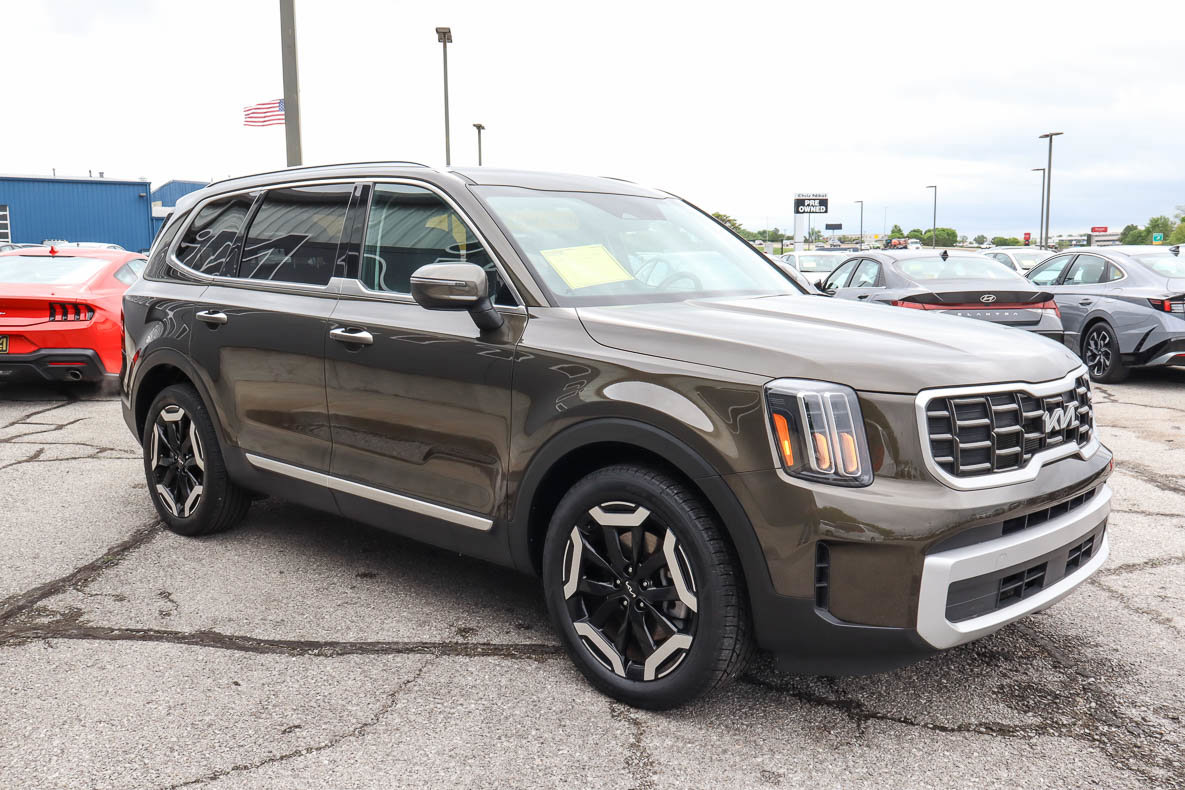 Used 2025 Kia Telluride S FWD image 3