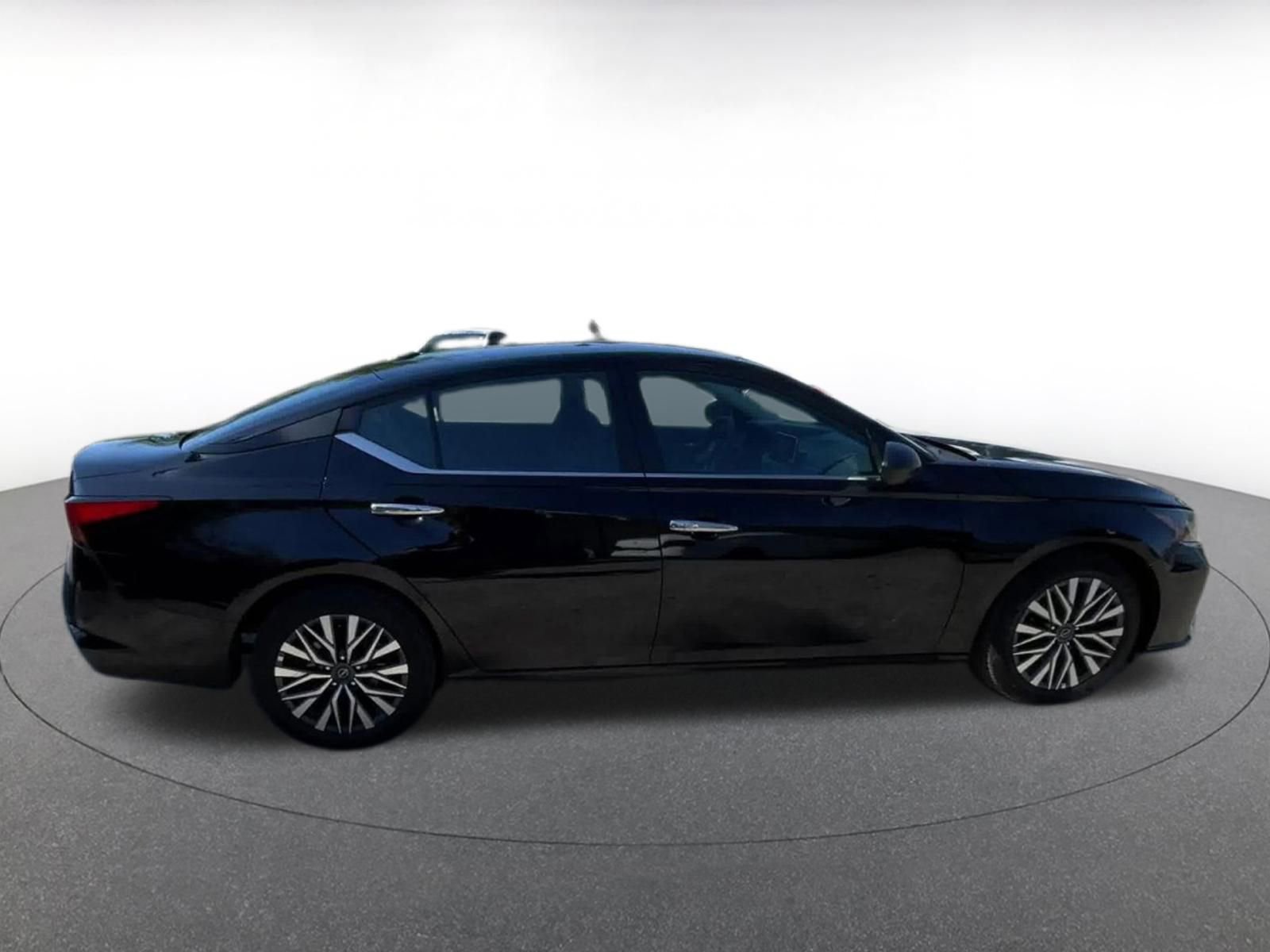 Used 2025 Nissan Altima 2.5 SV FWD image 16