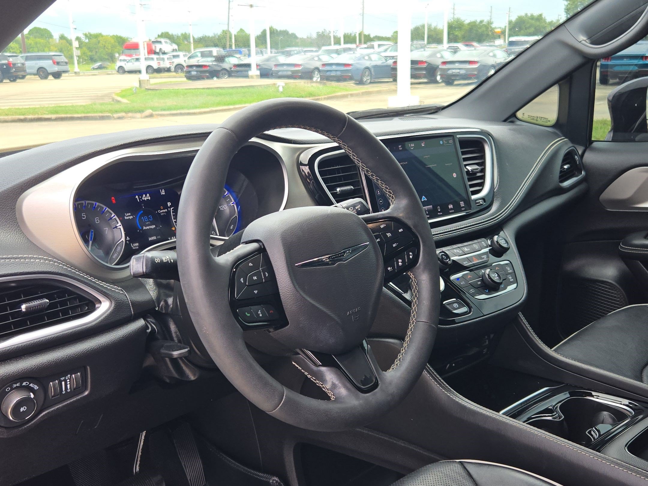 Used 2024 Chrysler Pacifica Limited w/ Uconnect Theater Family Group FWD image 16