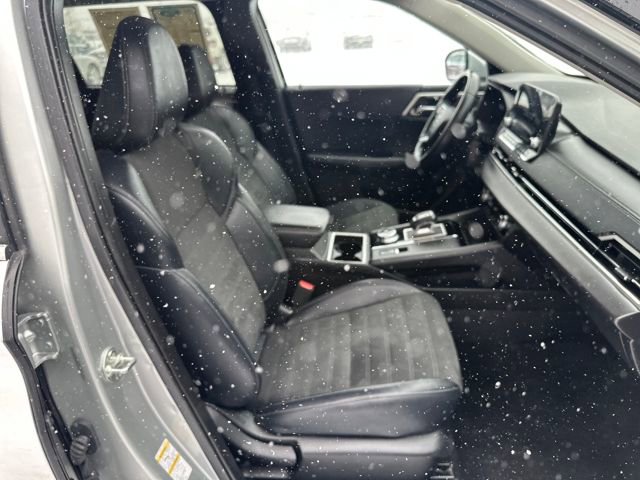 Used 2024 Mitsubishi Outlander AWD image 16