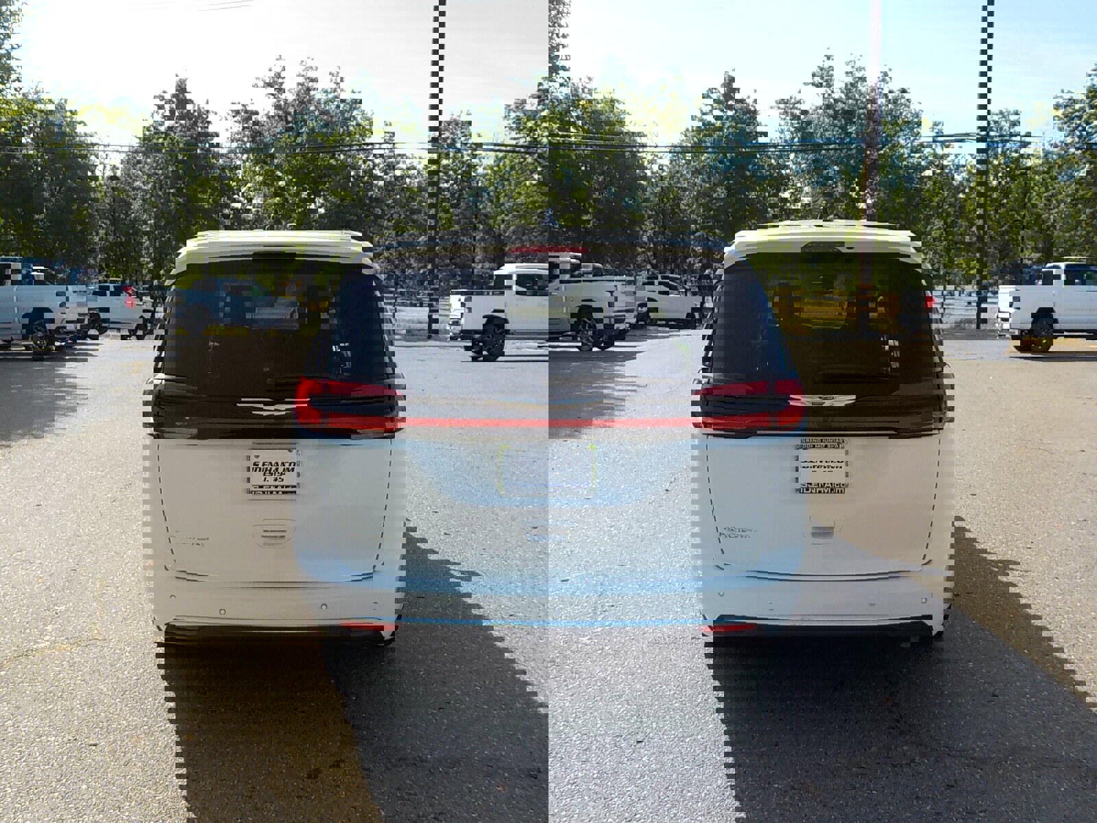 Used 2023 Chrysler Pacifica Touring-L image 11