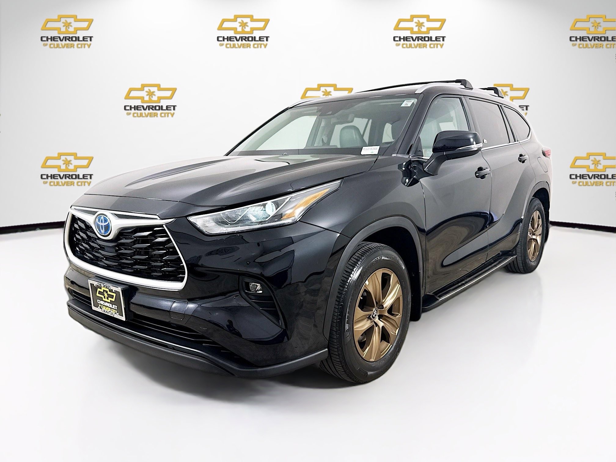 Used 2022 Toyota Highlander Bronze Edition FWD image 3