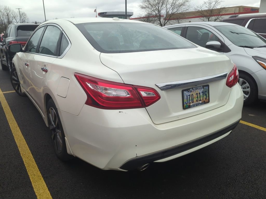 Used 2017 Nissan Altima 2.5 SV w/ Convenience Package image 4