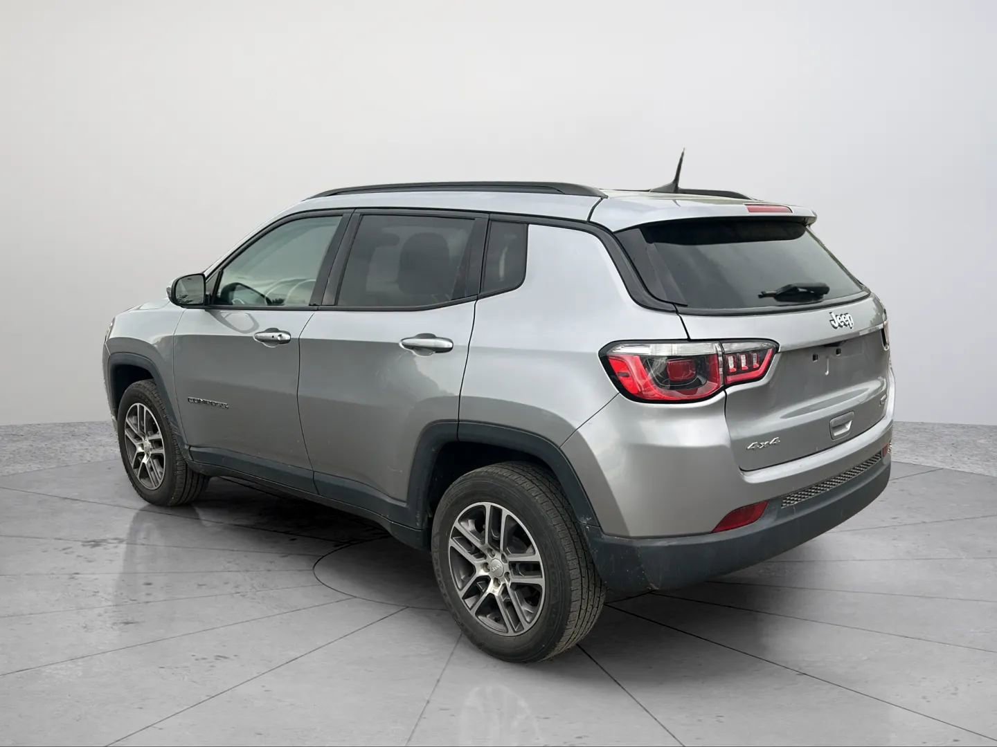 Used 2018 Jeep Compass Latitude w/ Popular Equipment Group AWD/4WD image 15