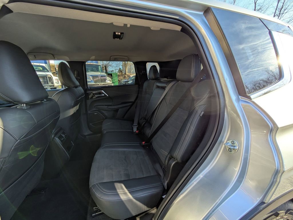 Used 2025 Mitsubishi Outlander SE image 24