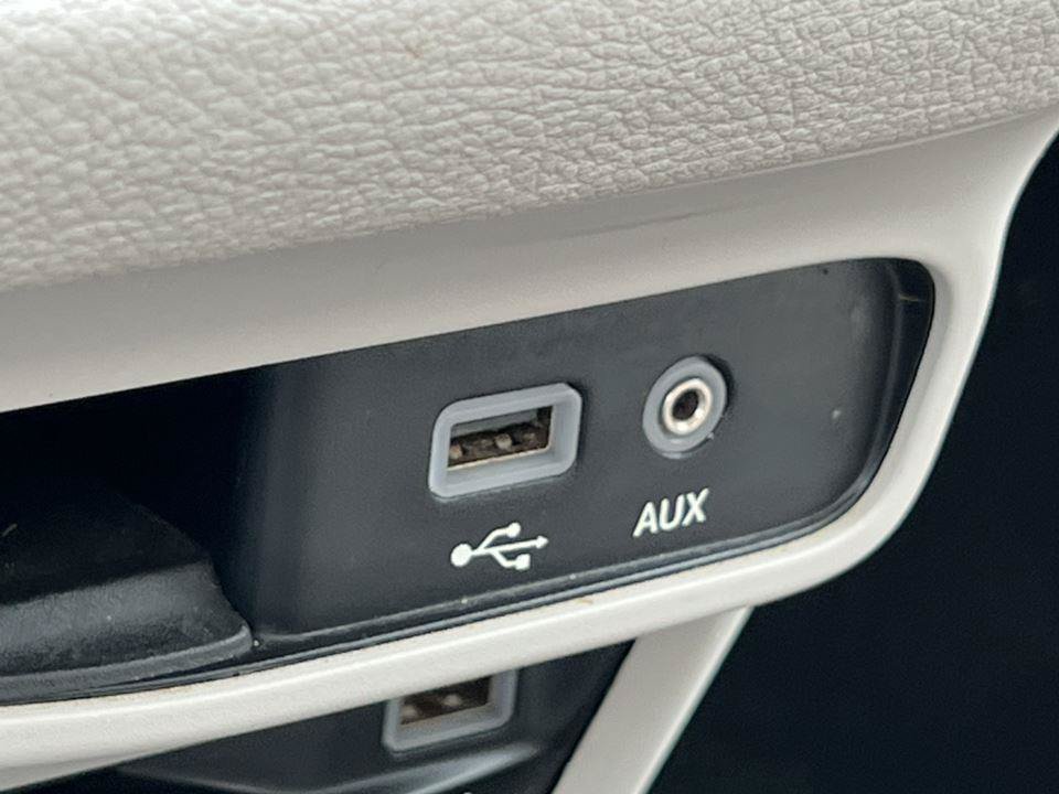 Used 2017 Chrysler Pacifica Limited w/ UConnect Theater Package FWD image 30