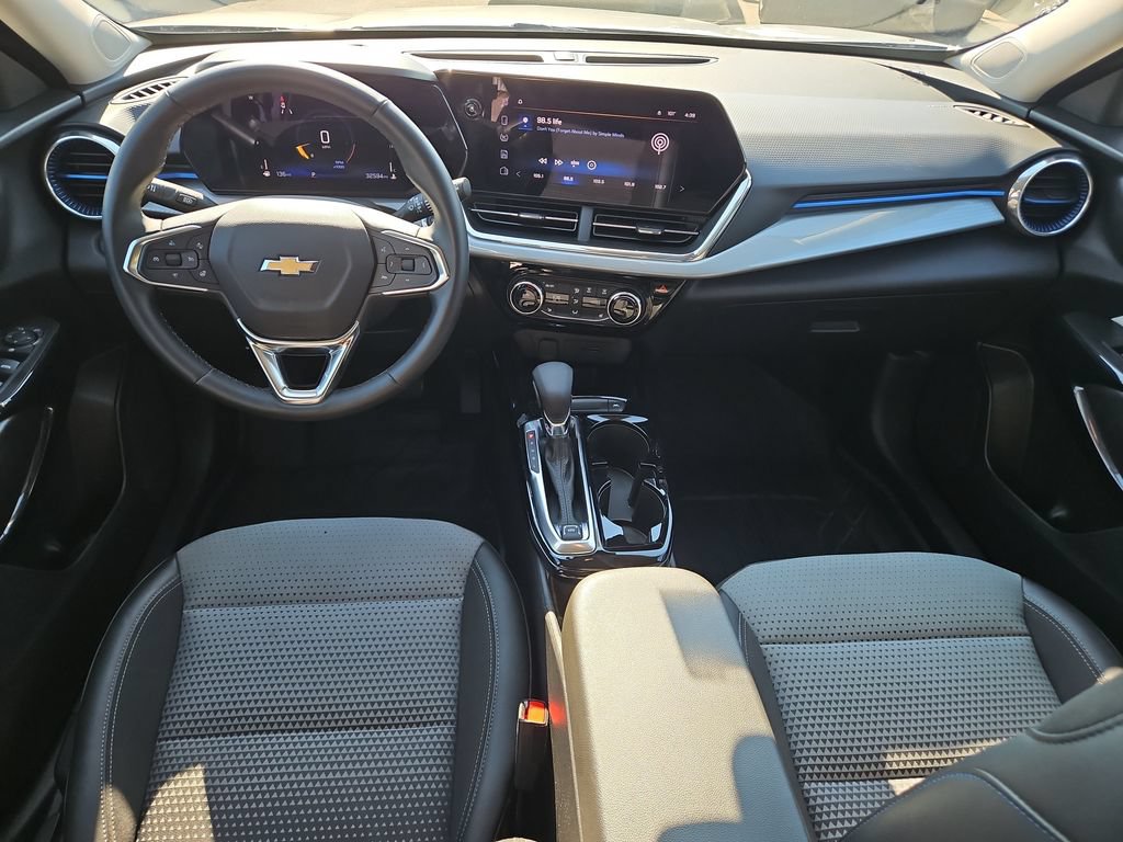 Used 2025 Chevrolet Trax LT w/ Driver Confidence Package FWD image 9