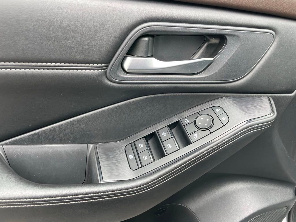 Used 2023 Nissan Rogue SV w/ SV Premium Package image 11