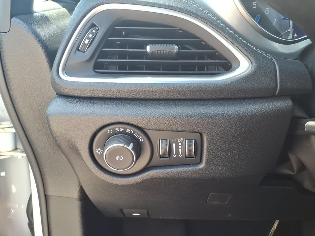 Used 2025 Chrysler Pacifica Limited FWD image 14