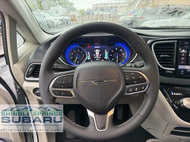 Used 2024 Chrysler Pacifica Touring-L FWD image 38