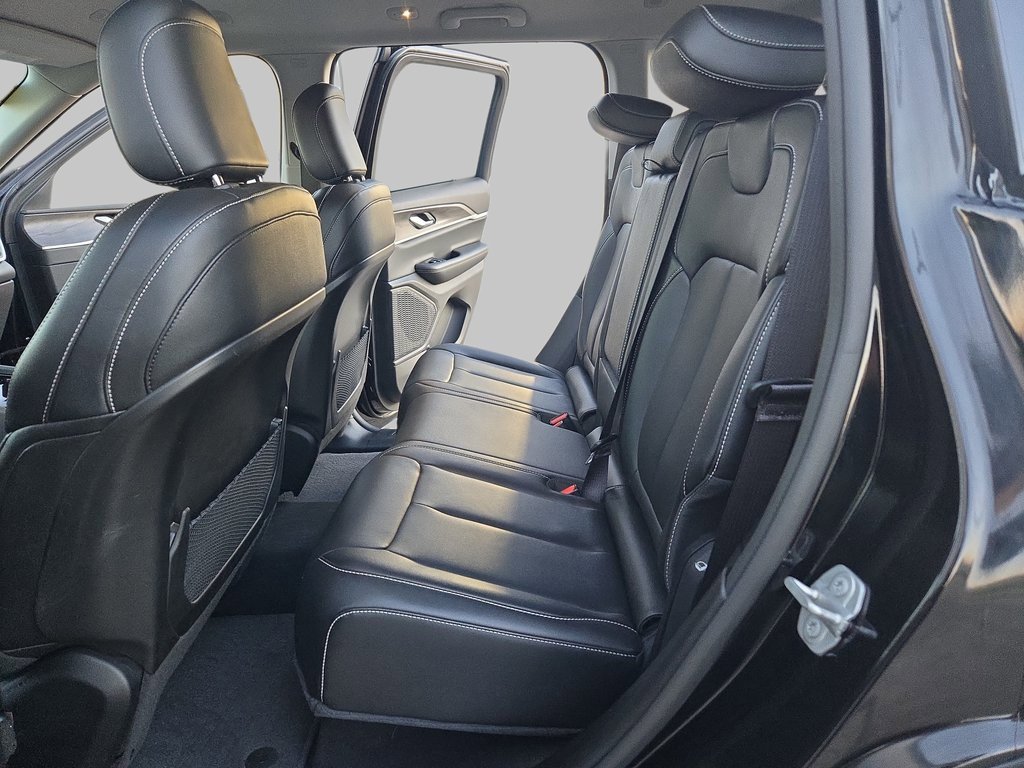 Used 2023 Jeep Grand Cherokee Limited image 16