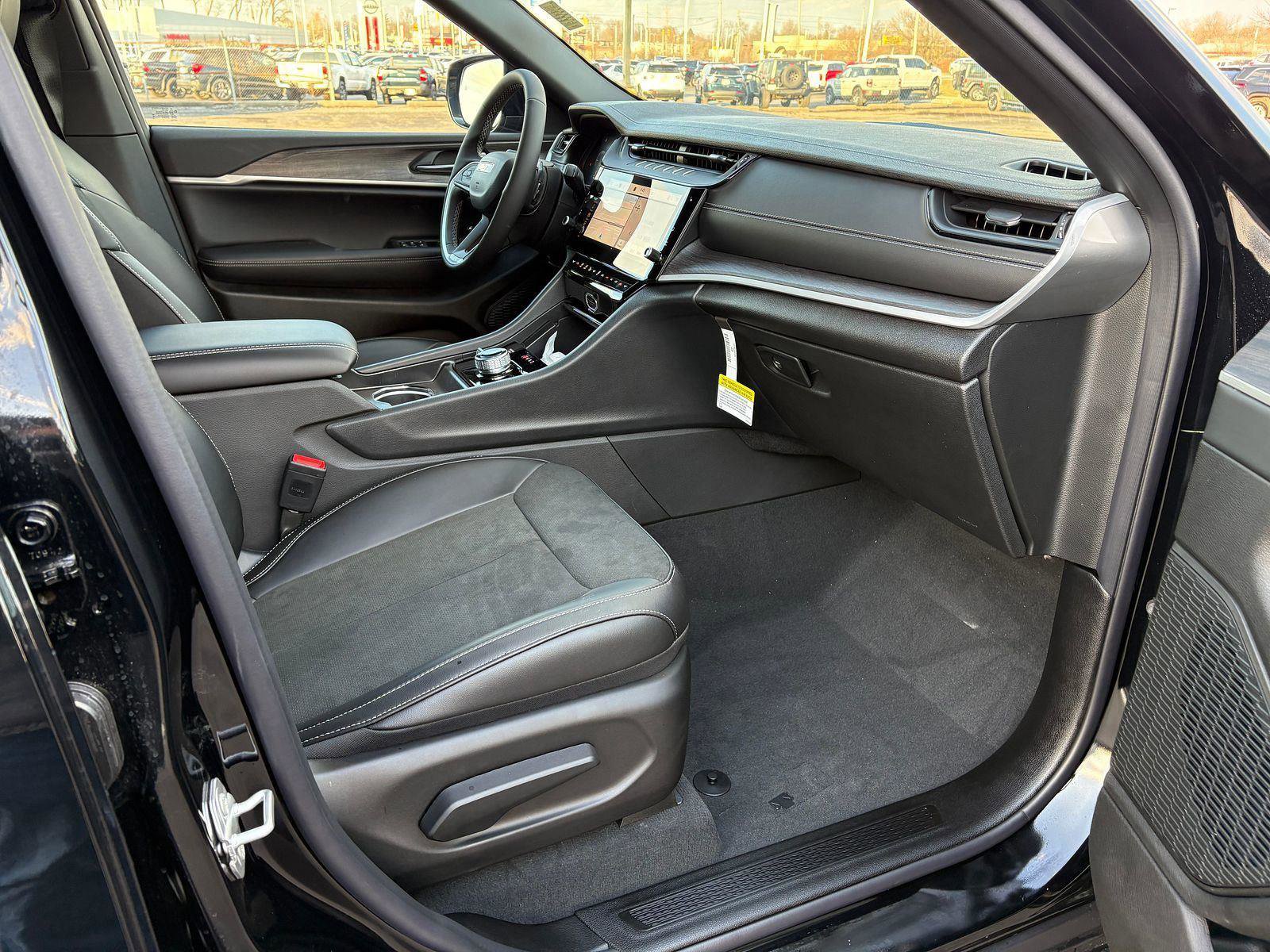 New 2026 Jeep Grand Cherokee Altitude image 10