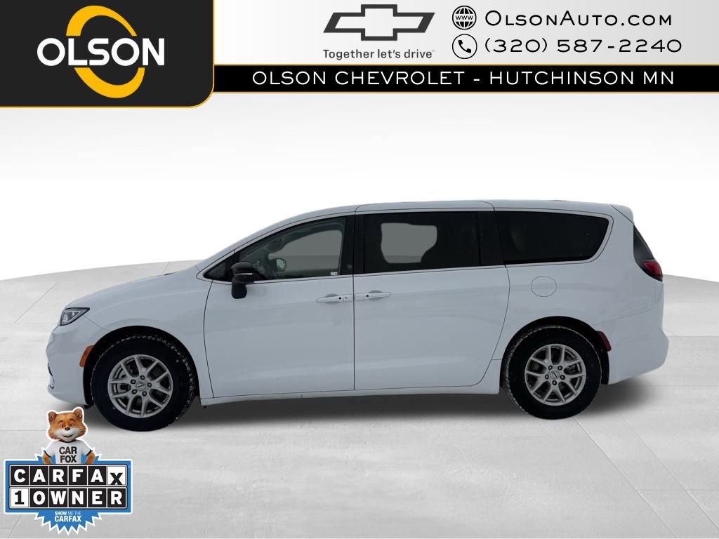 Used 2024 Chrysler Pacifica Touring-L image 2