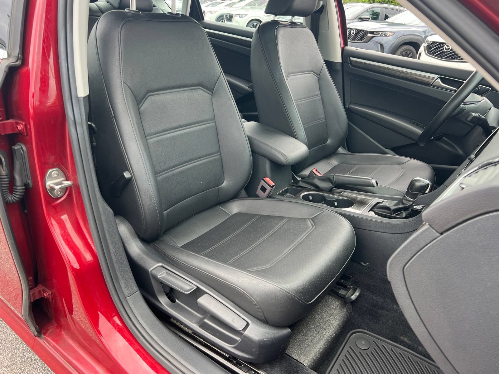 Used 2018 Volkswagen Passat 2.0T SE FWD image 37
