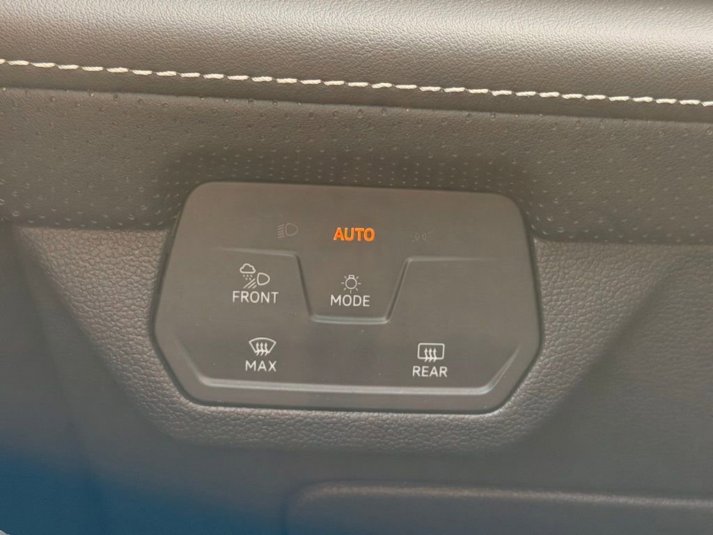 Used 2024 Volkswagen Atlas SE AWD/4WD image 16
