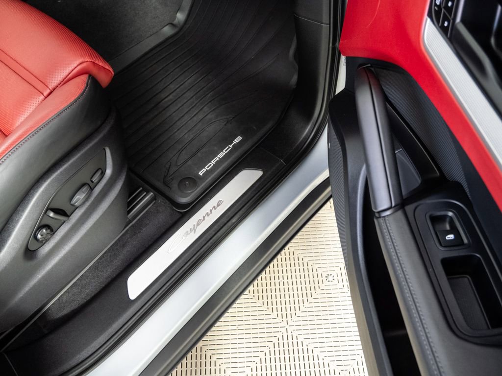 Certified 2024 Porsche Cayenne Coupe AWD/4WD image 27