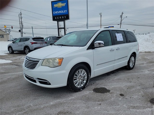 Used 2014 Chrysler Town & Country Limited image 2