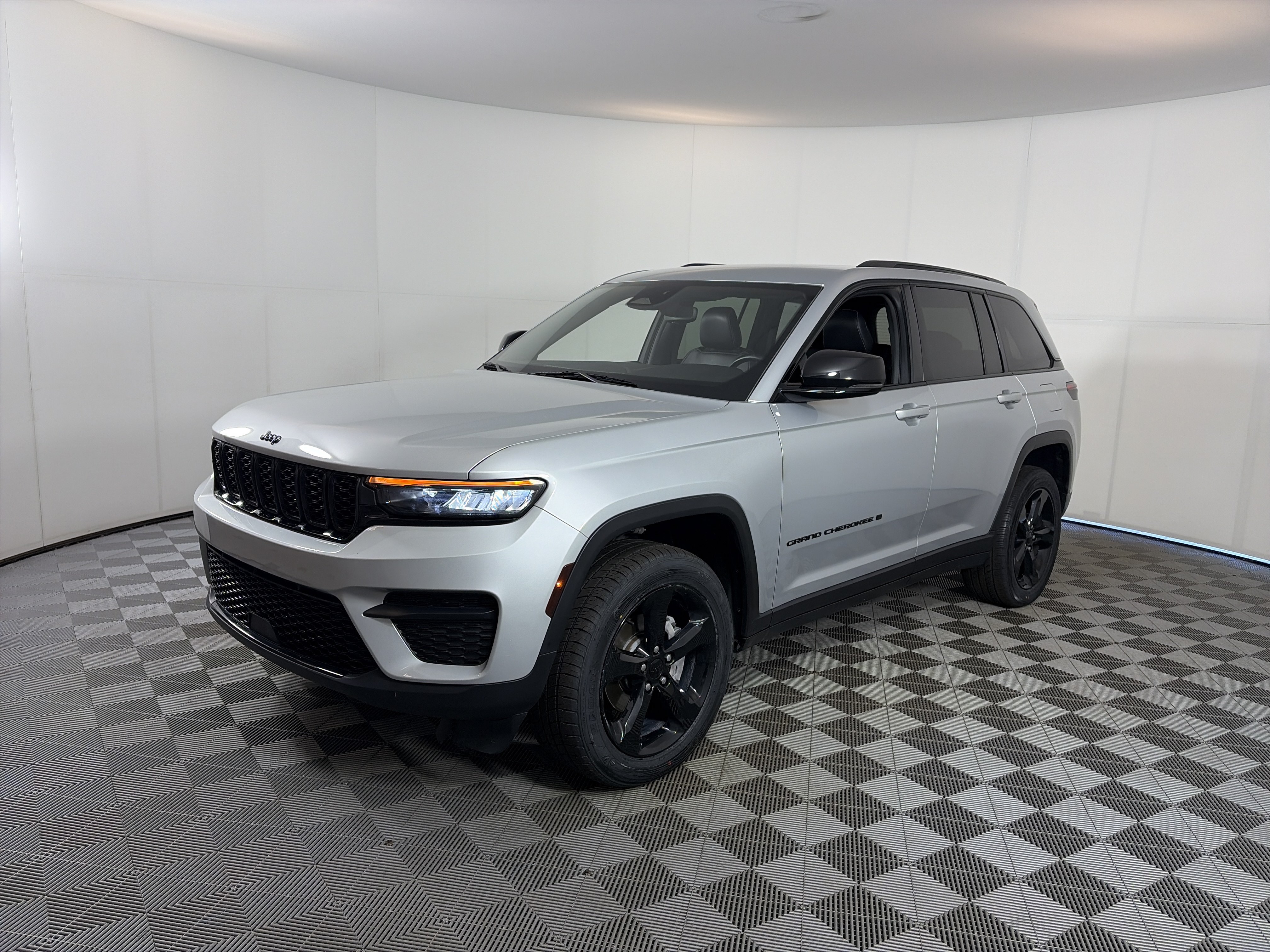 Used 2022 Jeep Grand Cherokee Altitude AWD/4WD image 2