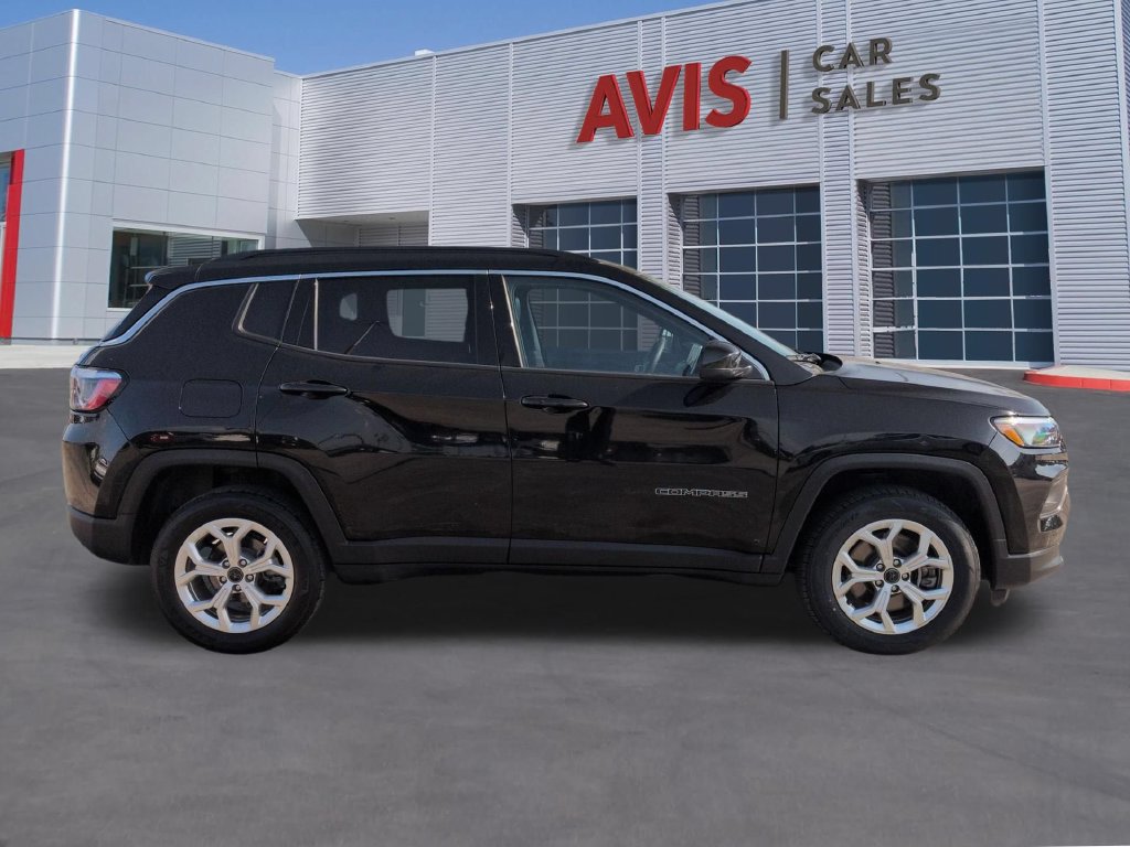 Used 2025 Jeep Compass Latitude w/ Sun & Sound Group AWD/4WD image 5