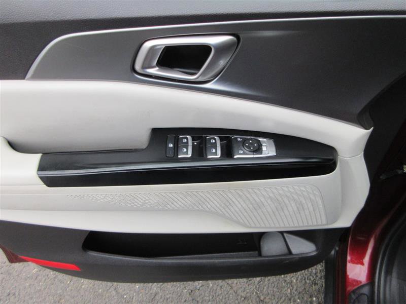 Used 2022 Kia Carnival LX image 11