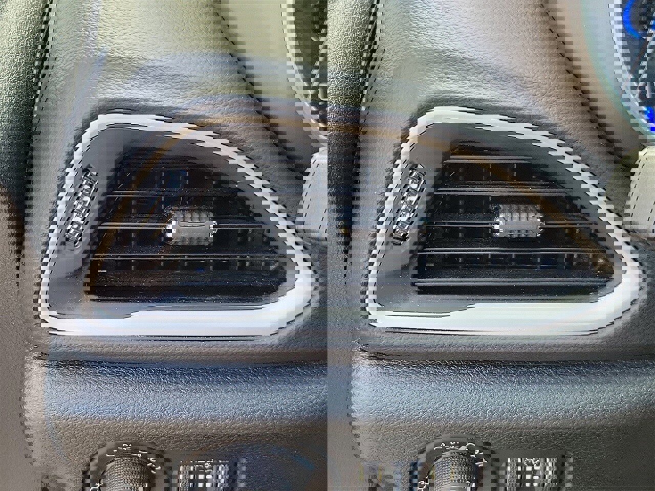 Used 2025 Chrysler Pacifica Select image 27