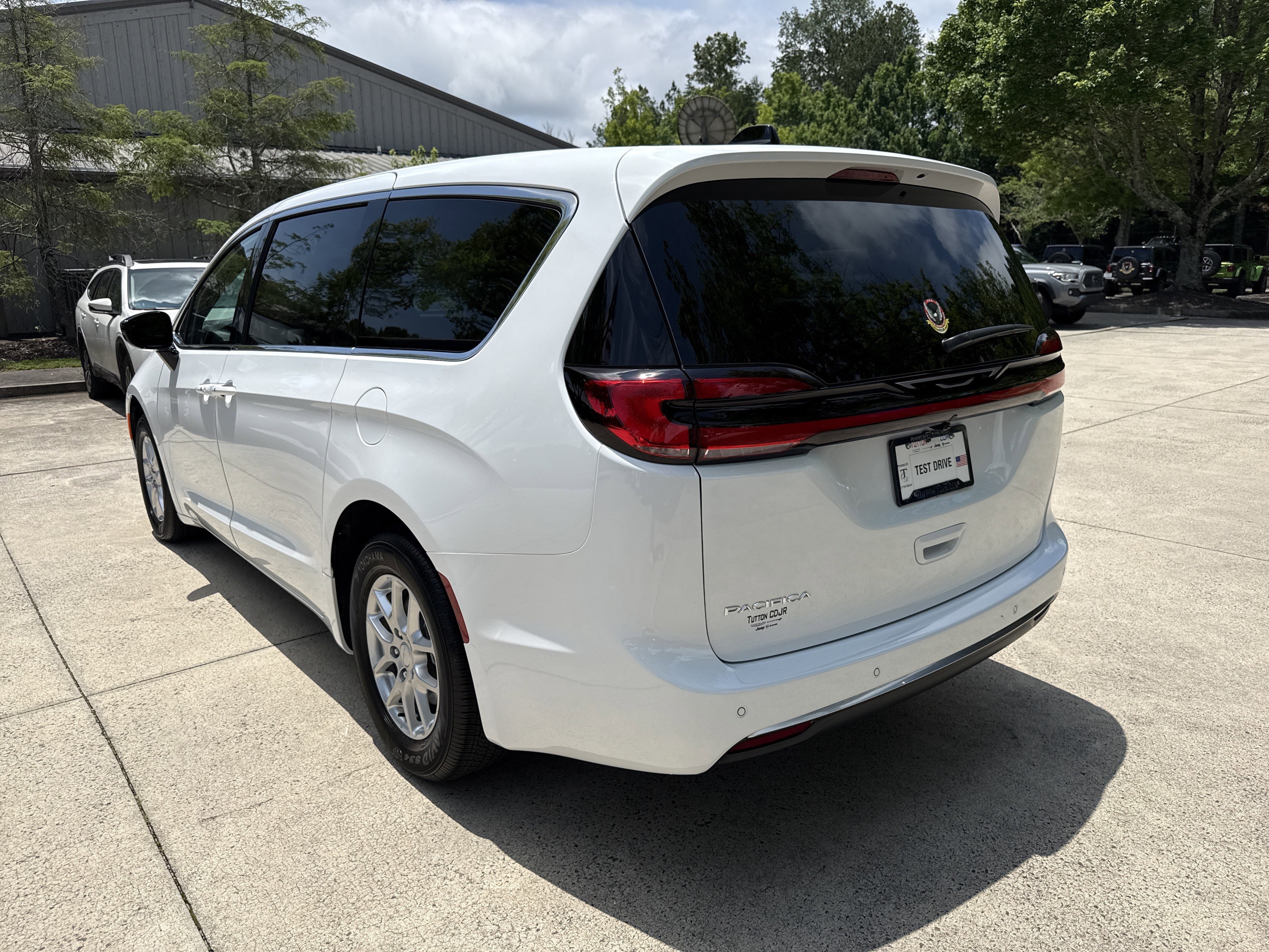 New 2027 Chrysler Pacifica Select FWD image 5