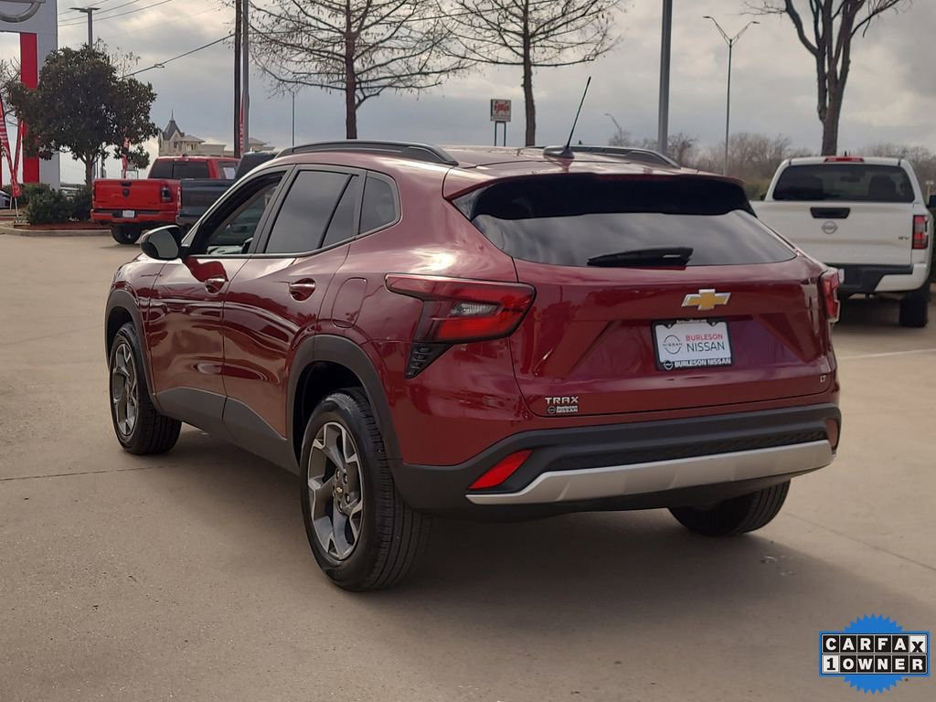 Used 2025 Chevrolet Trax LT w/ LT Convenience Package image 2