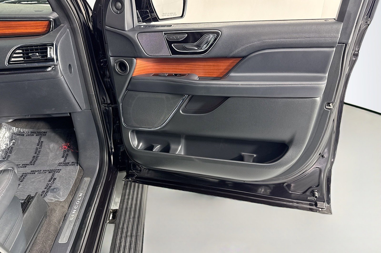 Used 2024 Lincoln Navigator Premiere AWD/4WD image 25