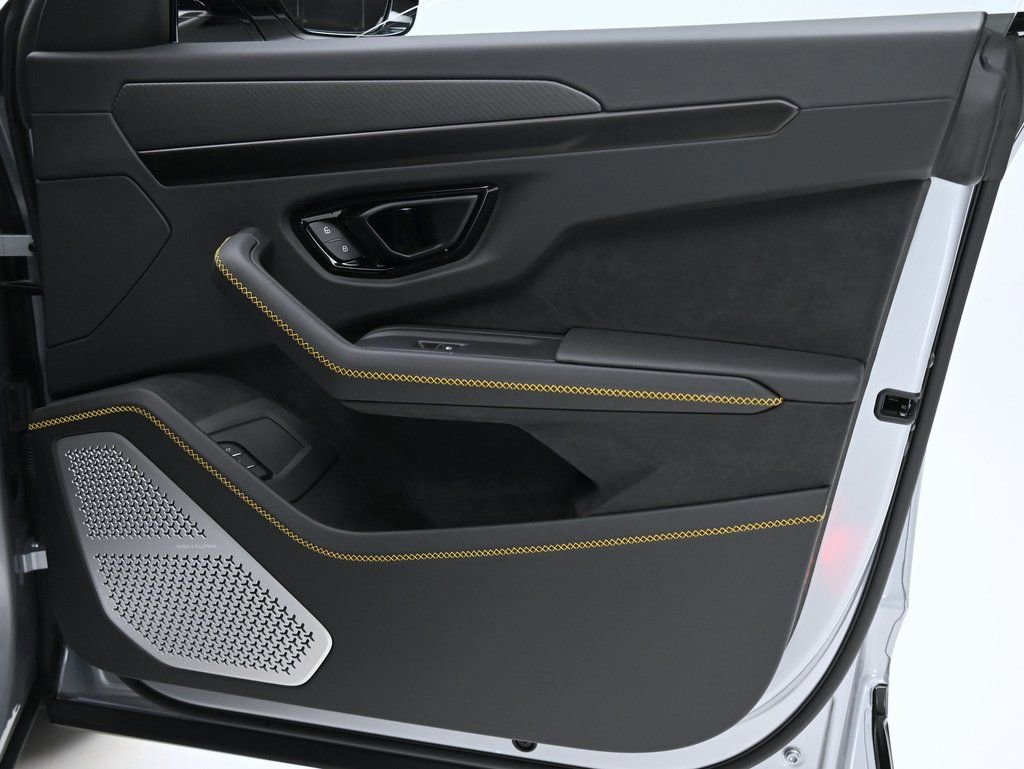 Used 2025 Lamborghini Urus SE image 26
