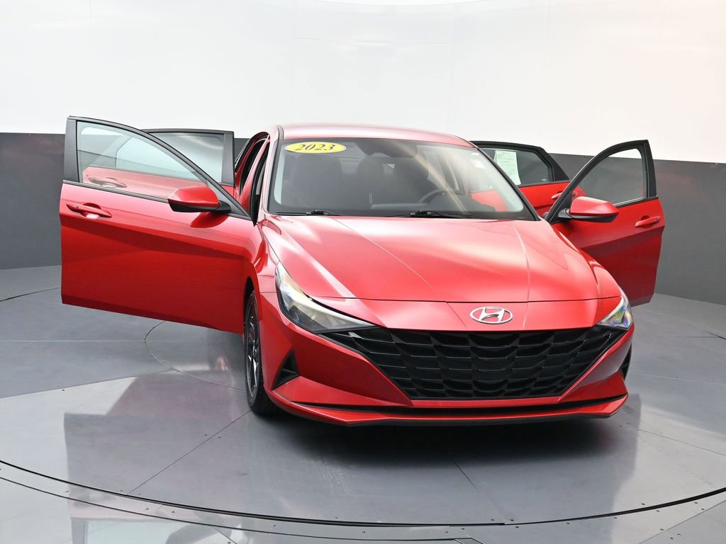 Certified 2023 Hyundai Elantra SEL w/ Preferred Accessory Package image 30