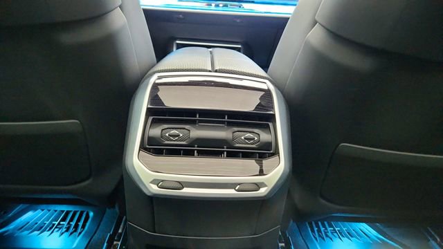 Used 2024 BMW 740i xDrive w/ Premium Package image 41