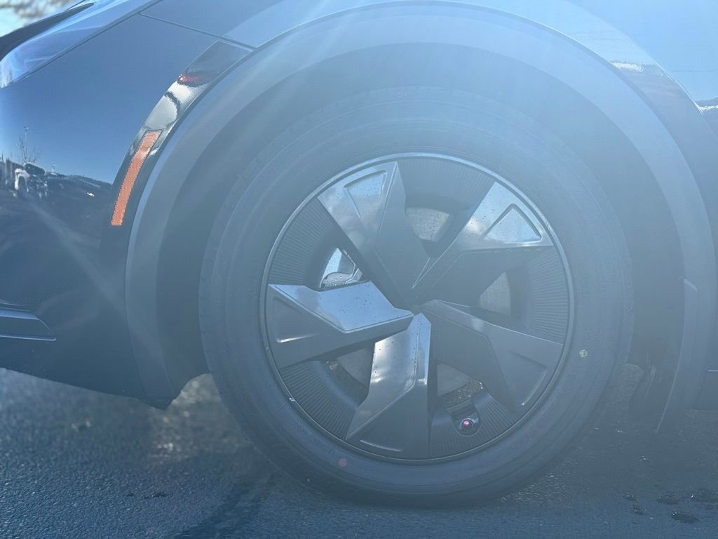 Certified 2025 Toyota Prius Plug-In Hybrid image 9