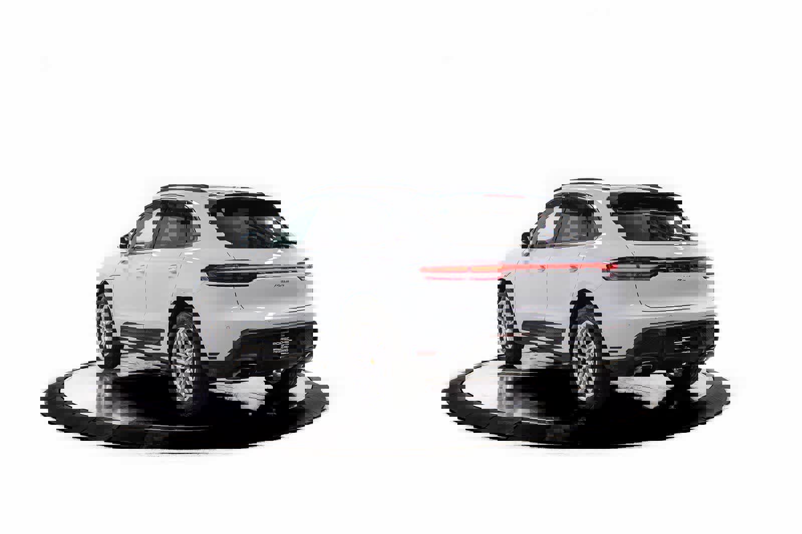 Certified 2023 Porsche Macan image 3