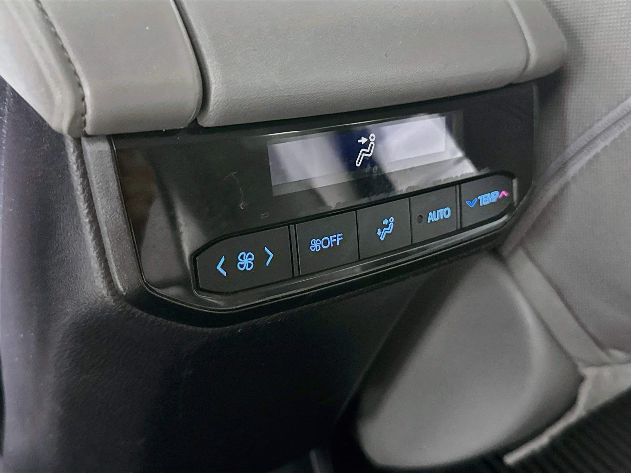 Used 2021 Toyota Highlander L FWD image 28