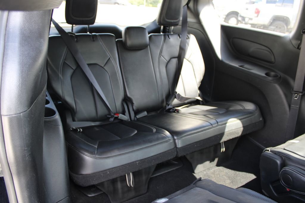 Used 2025 Chrysler Pacifica Select image 12