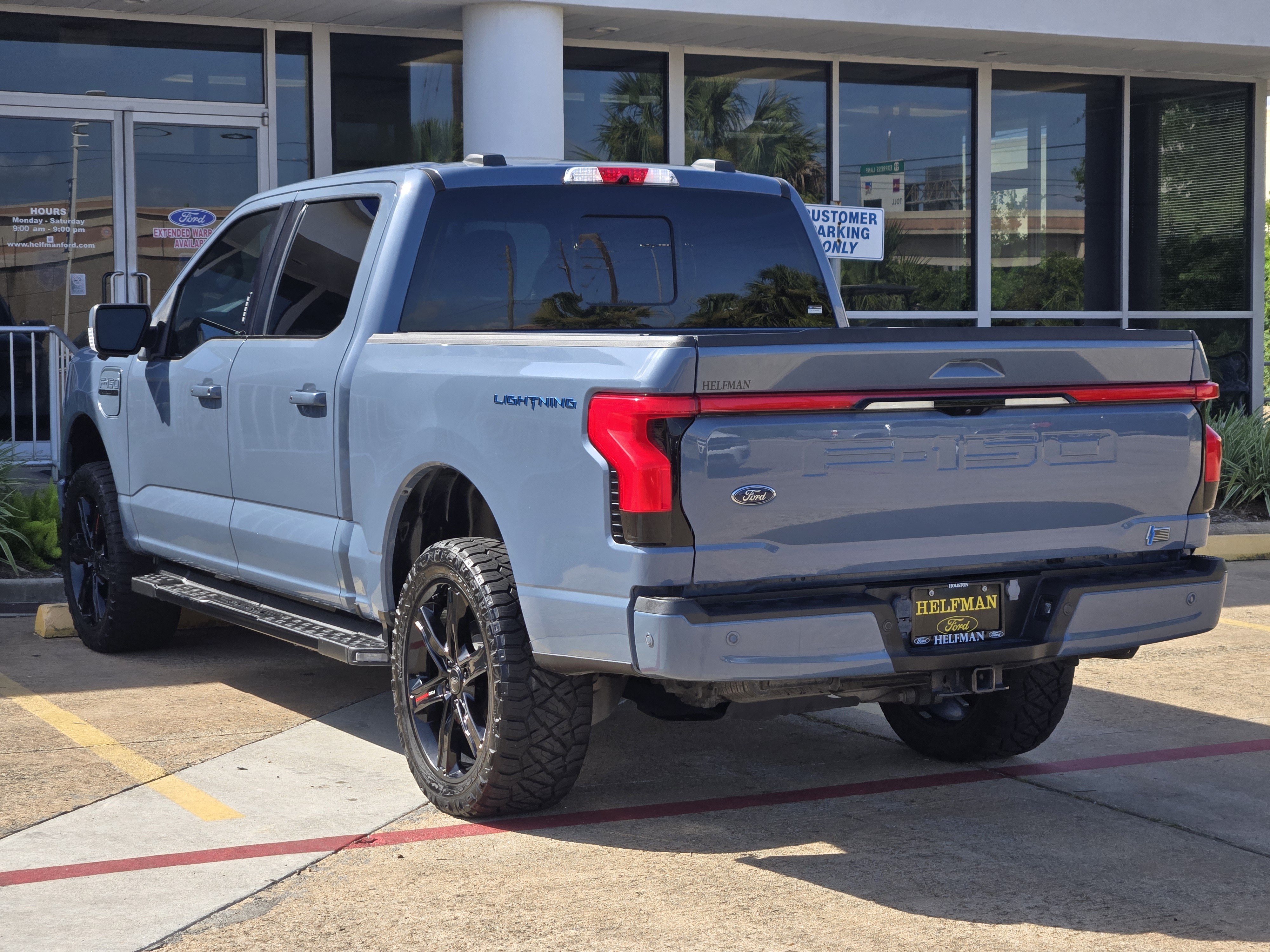 Used 2023 Ford F150 Lightning Platinum AWD/4WD image 3