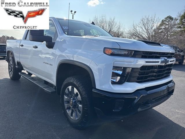 Used 2024 Chevrolet Silverado 2500 Custom image 1