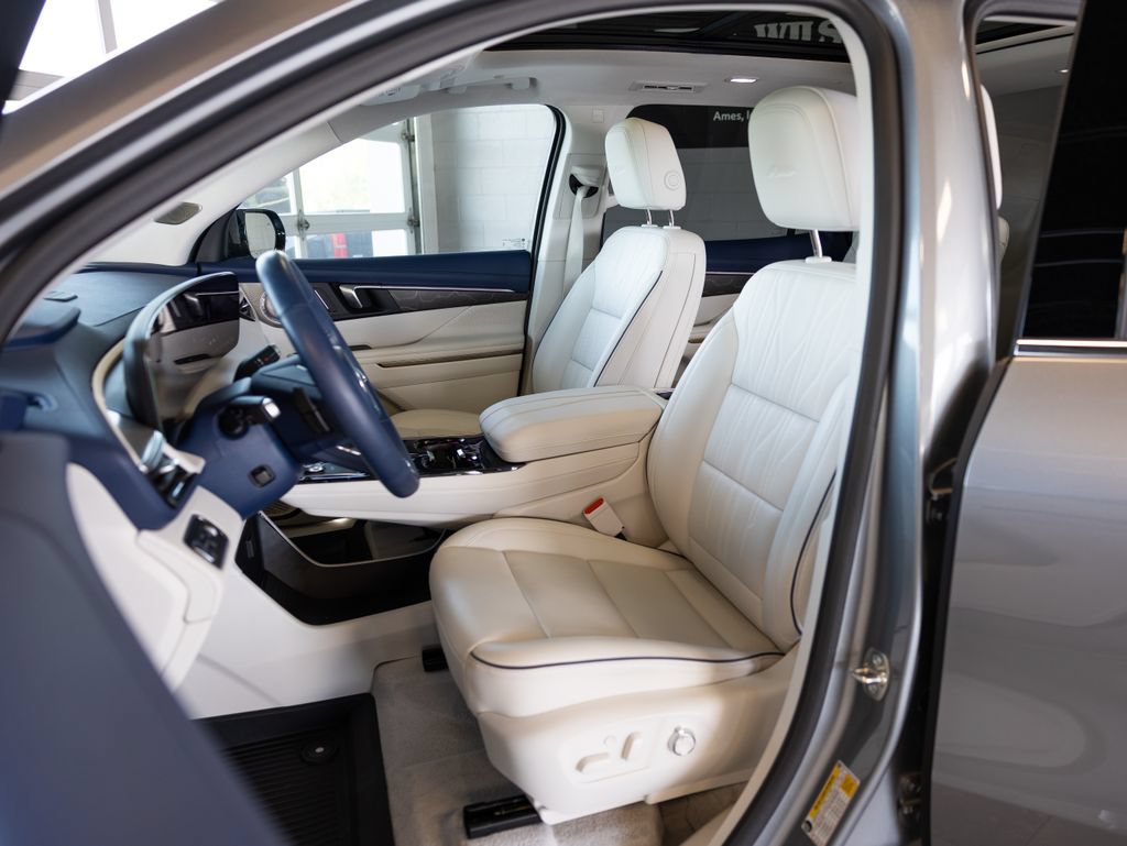 Used 2025 Buick Enclave Avenir AWD/4WD image 11