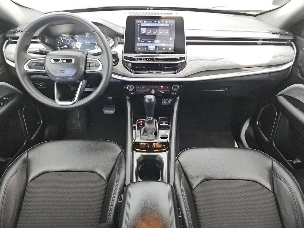 Used 2025 Jeep Compass Latitude w/ Sun & Sound Group AWD/4WD image 19