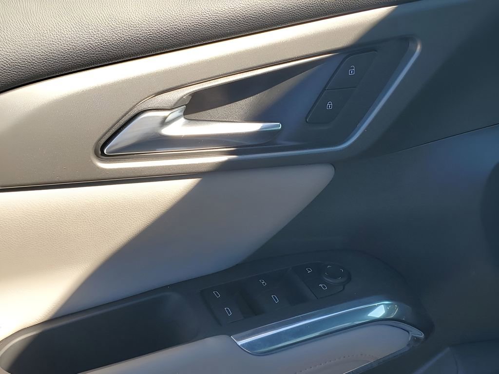 Used 2025 Chevrolet Traverse LT image 46