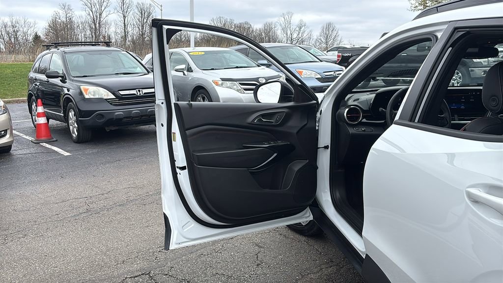 Used 2025 Chevrolet Trax RS w/ Sunroof Package image 11