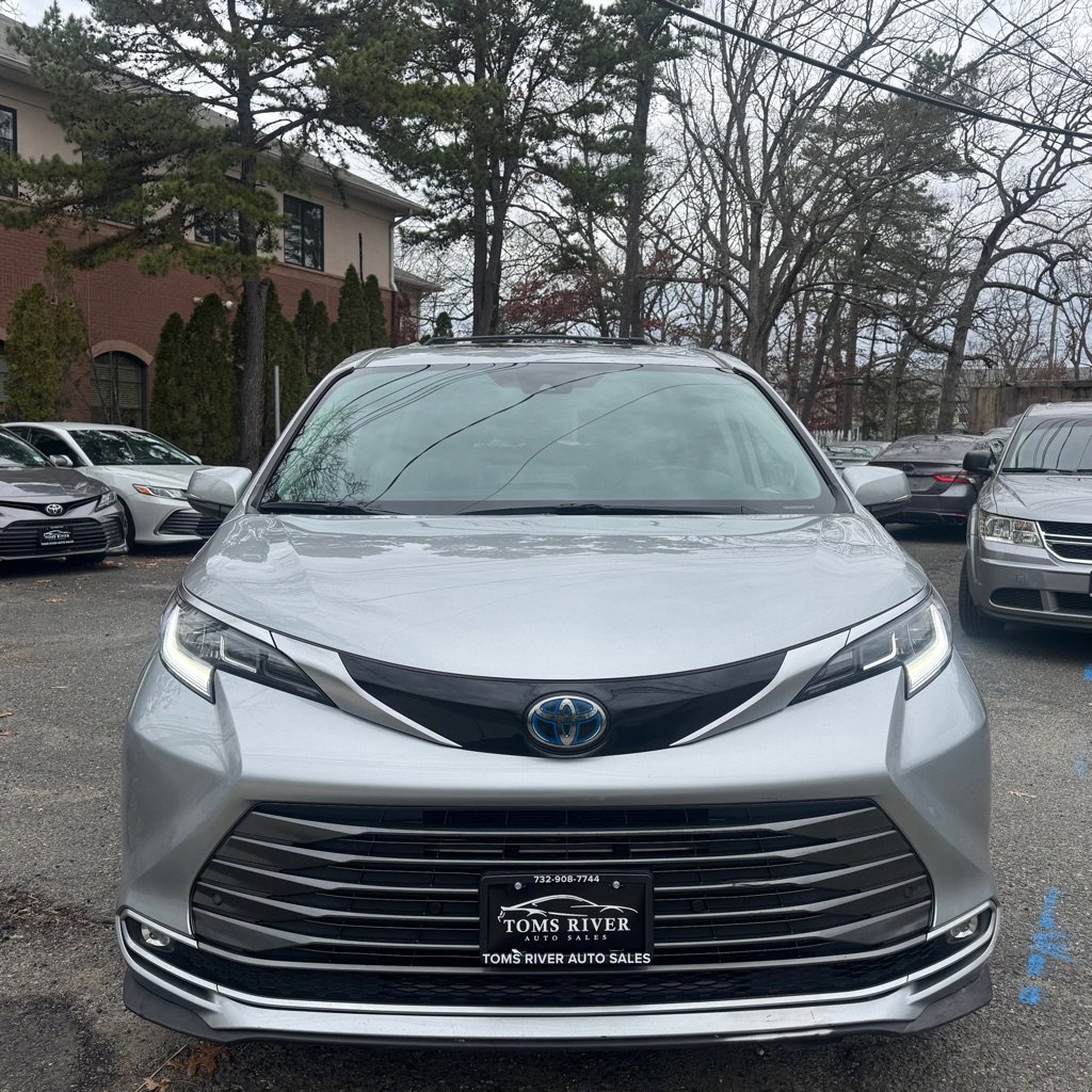 Used 2021 Toyota Sienna Limited image 8