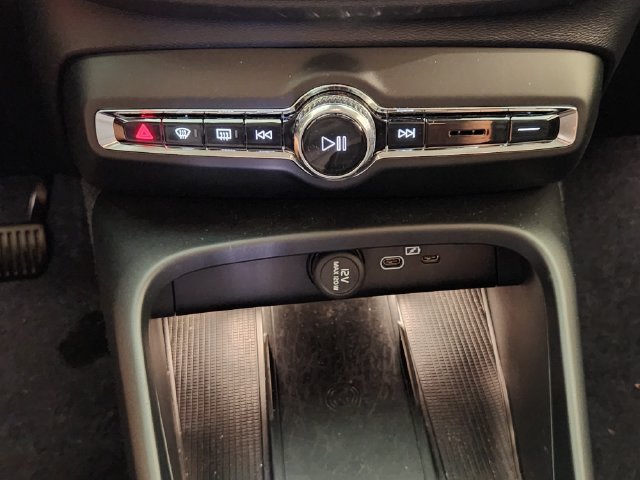 Certified 2026 Volvo XC40 B5 Plus w/ Protection Package Premier AWD/4WD image 19